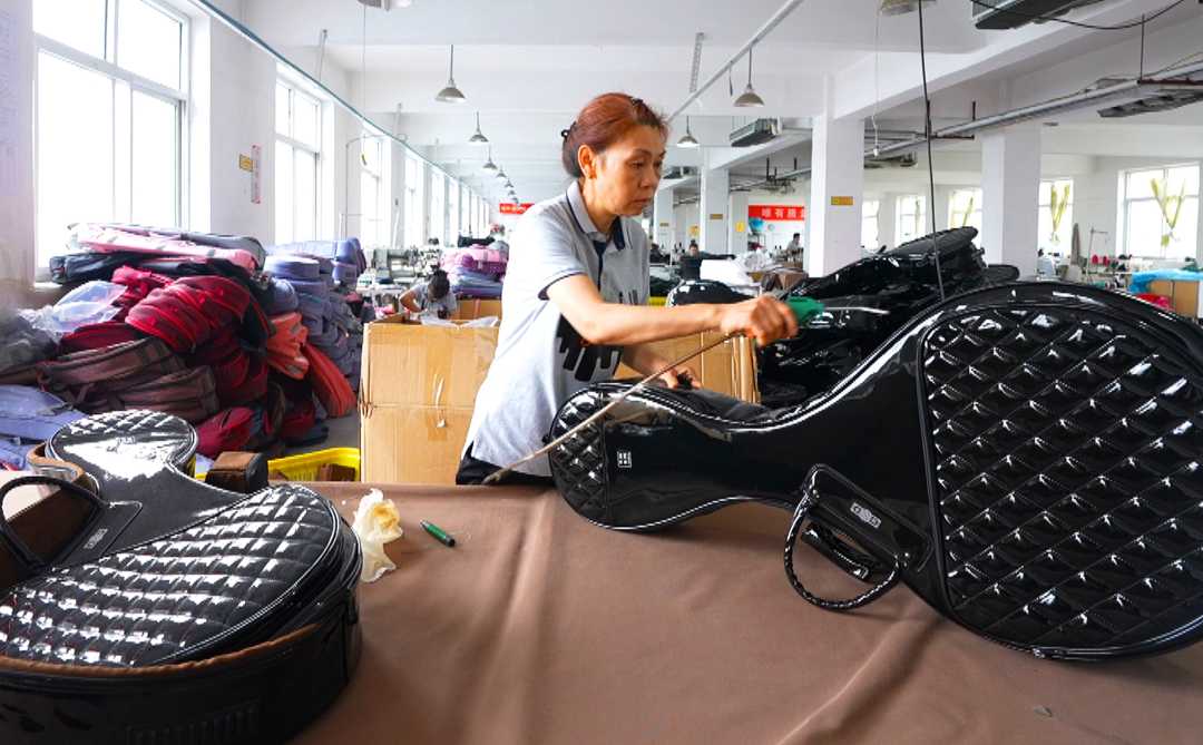 (組圖)箱包消費(fèi)旺 企業(yè)生產(chǎn)忙