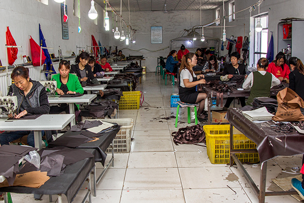 【脫貧攻堅進行時】河北顧家臺村箱包廠月發(fā)7萬工資,菇農今年都賺