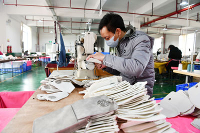 貴州興義:扶貧車間復工復產(chǎn)促增收